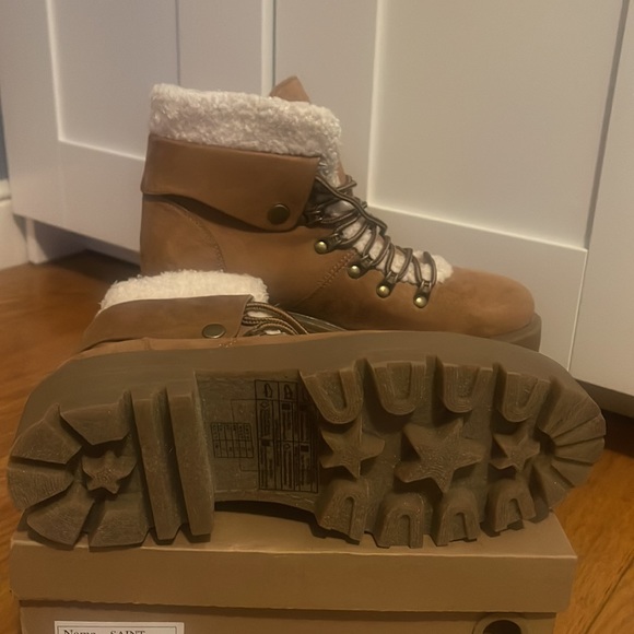 Tan ankle boots with fur - Picture 4 of 4